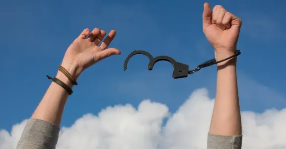 How Can a Drug Offence Solicitor Help a first time drug dealer